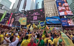 Cổ động viên Brazil ‘hâm nóng’ bầu không khí tại Quảng trường Thời đại