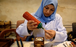 Phụ nữ Syria thắp lửa cho nghệ thuật tranh khảm truyền thống
