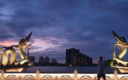 Ngắm nhìn vẻ đẹp ánh bình minh ở hồ Tây
