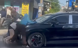 Xác minh vụ việc ba người phụ nữ bám nắp ca pô xe