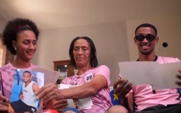 Trái tim người mẹ dõi theo thủ môn Vozinha