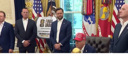 Tổng thống Mỹ Donald Trump sẽ trực tiếp trao cúp cho đội vô địch World Cup 2026