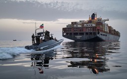 Iran miễn phí quá cảnh cho tàu hàng qua eo biển Hormuz