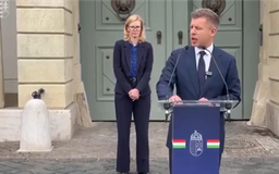 Thủ tướng Hungary đe dọa phế truất Tổng thống