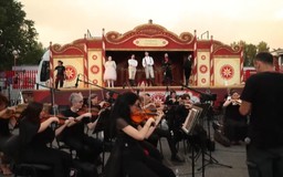 Độc đáo nhà hát opera trên xe tải ở bãi đậu xe