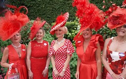 Sắc đỏ rực rỡ tại lễ hội Royal Ascot 2026