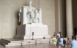 Mỹ mở cửa hầm ngầm Đài tưởng niệm Lincoln đón khách tham quan