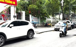 Xe dừng đỗ lộn xộn trên phố Hòa Mã