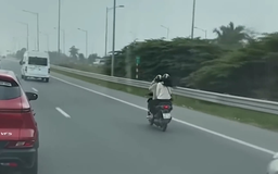 Vẫn còn nhiều xe máy đi vào đường cao tốc Bắc Nam