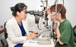 Khám mắt định kỳ giúp phát hiện sớm cận thị ở trẻ
