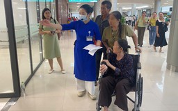 Người dân phấn khởi đến khám tại Bệnh viện Bạch Mai cơ sở Ninh Bình trong ngày khai trương