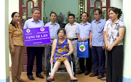 Trao tặng xe lăn, mang niềm vui đến người cao tuổi khuyết tật