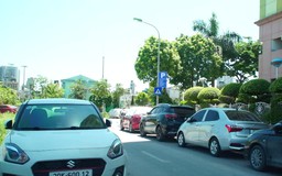 Phố Nguyễn Văn Lộc mất mỹ quan vì xe đỗ bừa bãi
