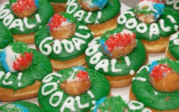 Cơn sốt bánh donut chủ đề World Cup tại Los Angeles