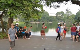 Sớm mùa hè bình yên ở hồ Gươm