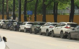 Đỗ xe tràn lan trên phố Duy Tân