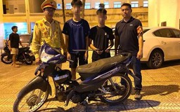 Mang kiếm đi 'phòng thân', hai thiếu niên bị lực lượng chức năng phát hiện