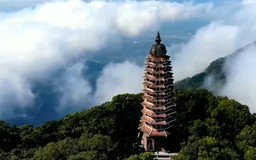 Đền thờ Bác Hồ trên đỉnh núi Ba Vì
