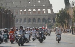 Hàng nghìn xe Vespa diễu hành kỷ niệm 80 năm tại Rome