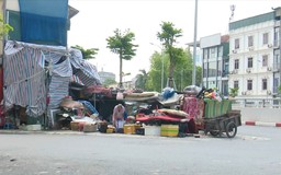 Phố Định Công nhếch nhác vì tình trạng chiếm dụng vỉa hè