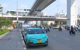 Xe dừng đỗ trái phép tại nút giao Giải Phóng - Đại La