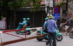 Nhiều người vẫn cố tình vượt đường ngang khi barie hạ chắn