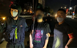 Khống chế hai thanh niên mang phóng đinh ba