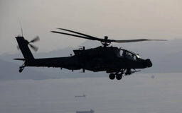 Mỹ mất trực thăng Apache đầu tiên tại eo biển Hormuz