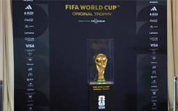 Hàng nghìn CĐV xếp hàng chiêm ngưỡng cúp vàng World Cup