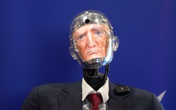 Robot mang gương mặt ông Trump và Zuckerberg