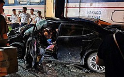 Tàu hỏa đâm ô tô biến dạng, tài xế may mắn thoát nạn