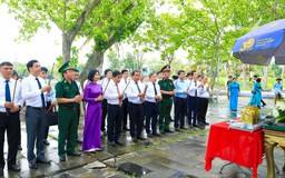 Đoàn đại biểu thành phố Hà Nội dâng hương, tưởng niệm các anh hùng liệt sĩ tại Quảng Trị