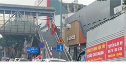 Xe đỗ tràn lan bất chấp biển cấm