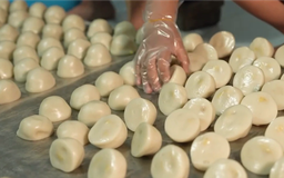 Không khí hối hả làm bánh giầy buổi sáng