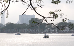 Sắc hè dịu dàng bên hồ Trúc Bạch