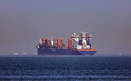 Lượng tàu qua eo biển Hormuz sụt giảm 90%