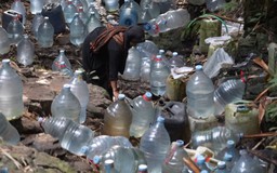 Người dân Indonesia chật vật tìm nước sinh hoạt mùa hạn hán