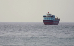 Iran chặn bốn tàu vi phạm ở eo biển Hormuz