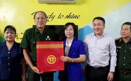 Chủ tịch MTTQ Việt Nam thành phố Hà Nội thăm, tặng quà gia đình người có công