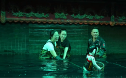 Bí mật sau tấm mành thủy đình
