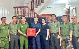 Lãnh đạo Công an thành phố Hà Nội thăm gia đình các liệt sĩ