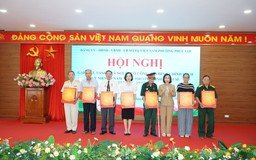 Phường Phúc Lợi tặng quà cho các gia đình chính sách, người có công
