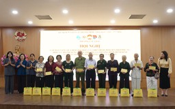 Phường Cầu Giấy tặng quà tri ân người có công