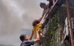 Kịp thời cứu 3 người mắc kẹt trong vụ cháy nhà dân