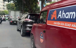 Đỗ xe bất chấp biển cấm trên phố Khúc Thừa Dụ