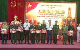 Xã Tam Hưng trao 227 suất quà cho người có công