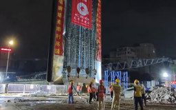 Hạ thành công lồng thép đầu tiên trên tuyến metro số 5