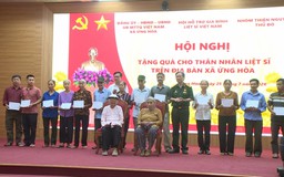 Xã Ứng Hòa tặng quà thân nhân gia đình liệt sĩ