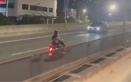 Đi xe máy ngược chiều tại Vành đai 3 trên cao gây tai nạn