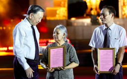 Xúc động cầu truyền hình “Sao sáng dẫn đường”